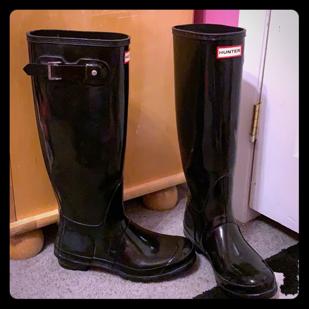black tall Hunter rain boots